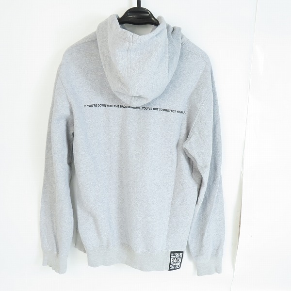 実際に弊社で買取させて頂いたBack Channel/バックチャンネル OFFICIAL LOGO PULLOVER PARKA 刺繍ロゴ パーカー グレー Lの画像 1枚目