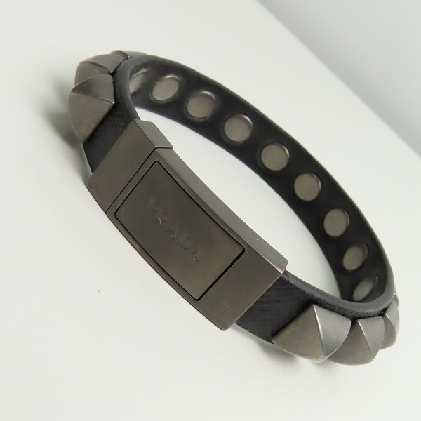 実際に弊社で買取させて頂いたPRADA/プラダ サフィアーノ スタッズ バングル/ブレスレット