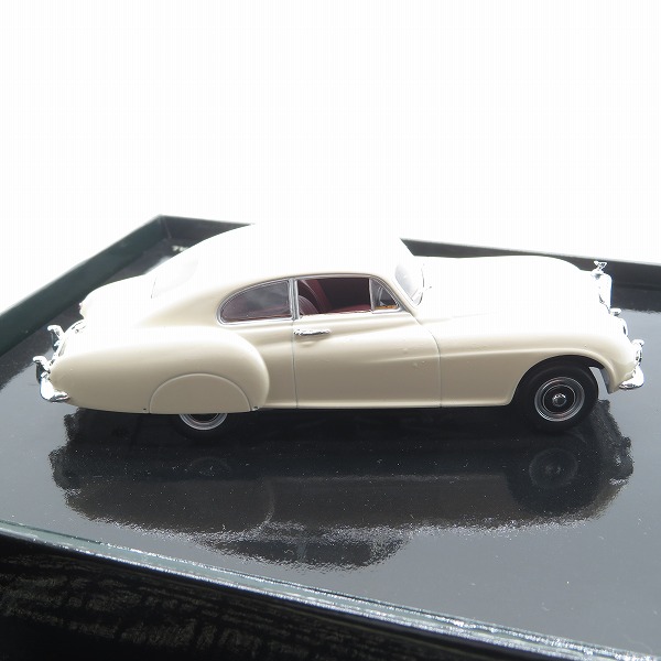 実際に弊社で買取させて頂いたMINICHAMPS/ミニチャンプス 1/43  ベントレー R-タイプ コンチネンタル 1954 アイボリー ミニカーの画像 4枚目
