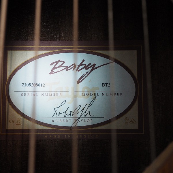 実際に弊社で買取させて頂いた ★【難有り】Taylor/テイラー Baby T Mahogany BT2 ミニアコースティックギター/アコギ 2018年製 ギグケース付の画像 4枚目