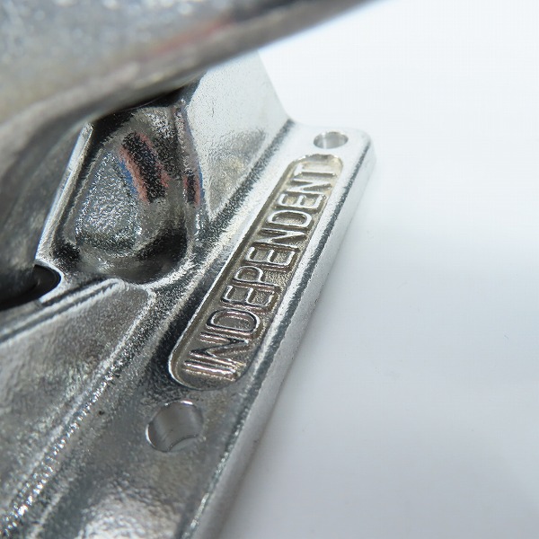 実際に弊社で買取させて頂いた(4)【未使用】INDEPENDENT/インディペンデント 139 Hollow Reynolds Block Silver MID TRUCKS スケートボード トラックの画像 3枚目