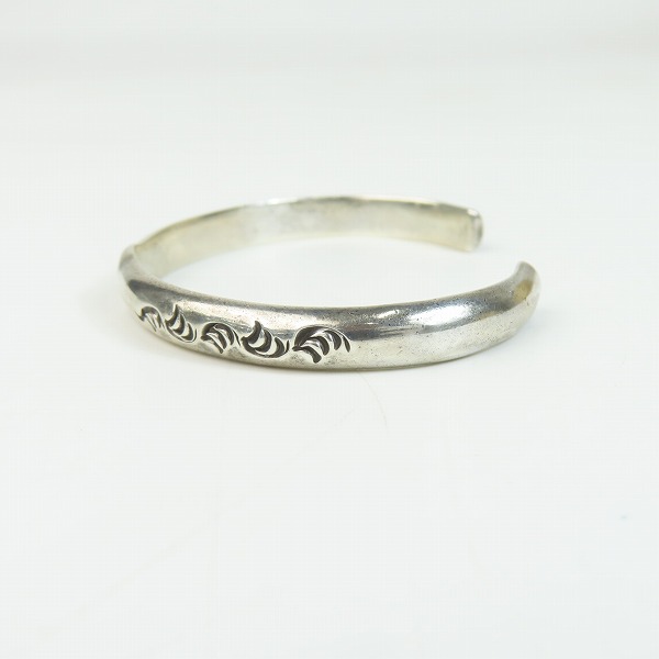 実際に弊社で買取させて頂いたARIZONA FREEDOM/アリゾナフリーダム 太陽神打込 唐草 バングル/ブレスレットの画像 2枚目