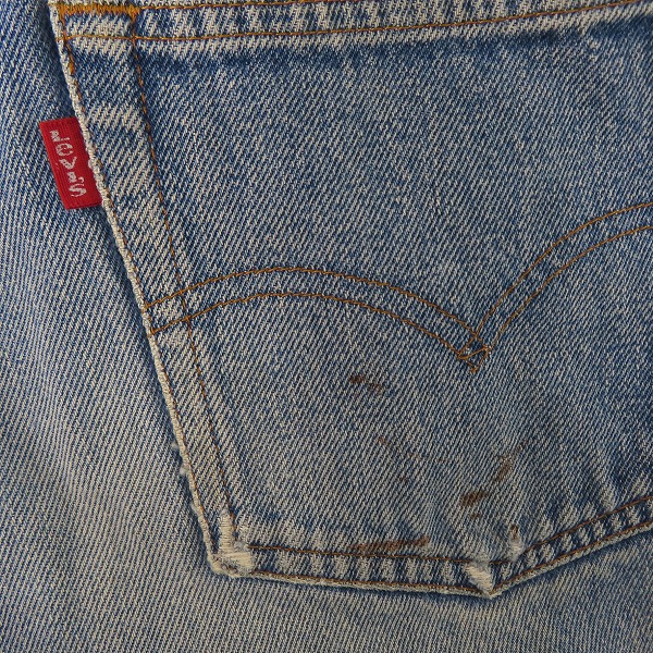 実際に弊社で買取させて頂いたLevi’s/リーバイス 80年代頃 501 刻印555 バレンシア工場 赤耳/スモールe ボタンフライ デニムパンツの画像 3枚目