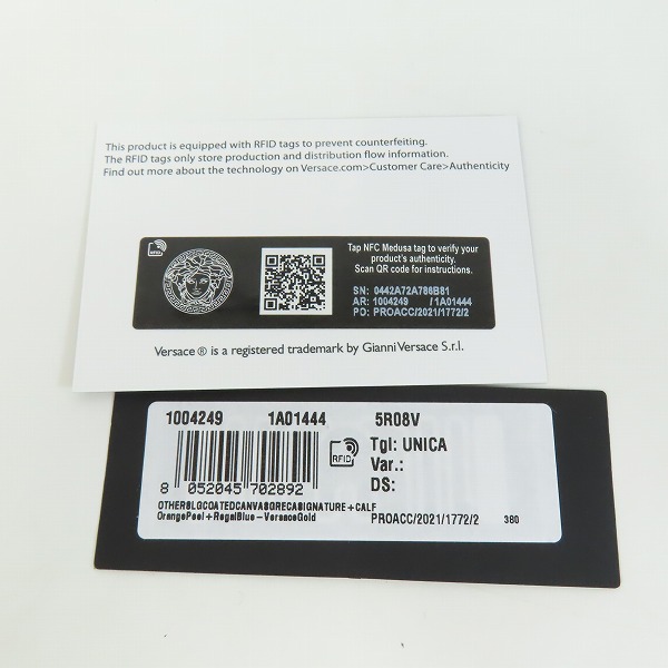 実際に弊社で買取させて頂いたVERSACE/ヴェルサーチ ラ グレカ シグネチャー カードケース/パスケース/ストラップ付 1004249 1A01444の画像 7枚目