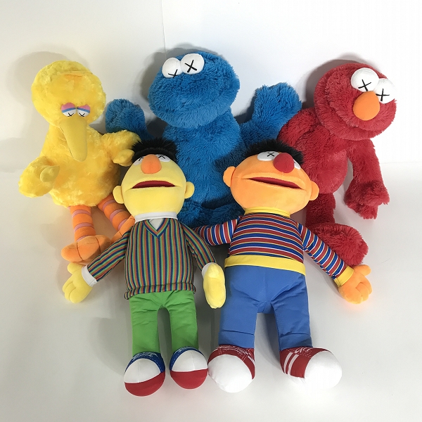実際に弊社で買取させて頂いた【おまとめ】UNIQLO×KAWS×SESAMESTREET/ユニクロ×カウズ×セサミーストリート ぬいぐるみ