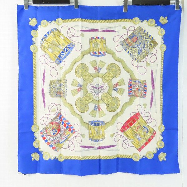 実際に弊社で買取させて頂いたHERMES/エルメス カレ90 les tambours タンブールの太鼓 大判スカーフ/ストールの画像 1枚目