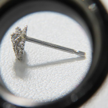 実際に弊社で買取させて頂いたJustin Davis/ジャスティンデイビス K18WG/ホワイトゴールド PETITE CROWN クラウンピアス GEJ255の画像 5枚目