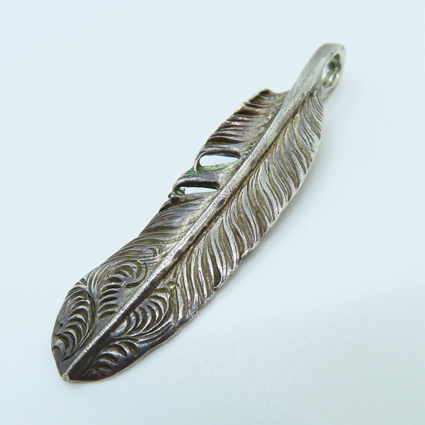 実際に弊社で買取させて頂いたARIZONA FREEDOM/アリゾナフリーダム 左向き 唐草 フェザー ペンダント/トップ