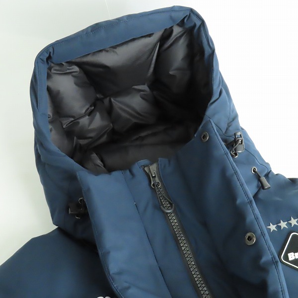 実際に弊社で買取させて頂いたF.C.Real Bristol/エフシーレアルブリストル ダウンジャケット ロゴプリント FCRB-189043/XLの画像 2枚目
