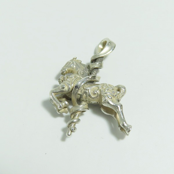 実際に弊社で買取させて頂いたJustin Davis/ジャスティンデイビス L.I.C. メリーゴーランドモチーフペンダントトップ/SPJ554