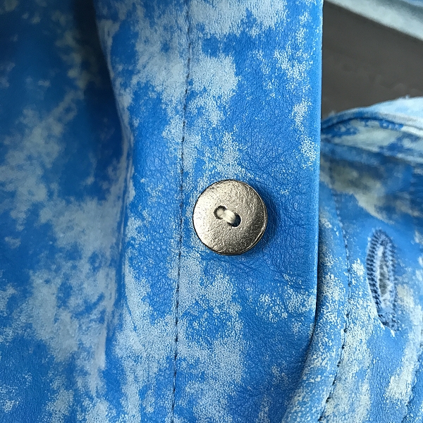 実際に弊社で買取させて頂いたISAMUKATAYAMA BACKLASH/バックラッシュ パキスタンカーフ ムラ染め レザー シャツ 1807-01 Mの画像 6枚目