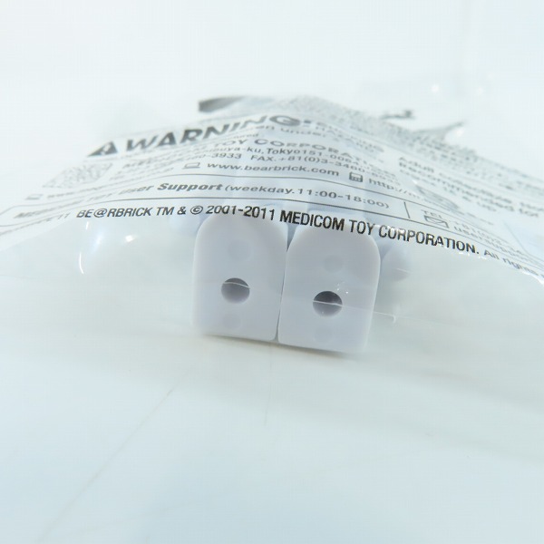 実際に弊社で買取させて頂いた(1)【未開封】BE@RBRICK×A BATHING/ベアブリック×エイプ 100％ BAPE PLAY ホワイト 2011 サマーキャンペーン ノベルティの画像 5枚目