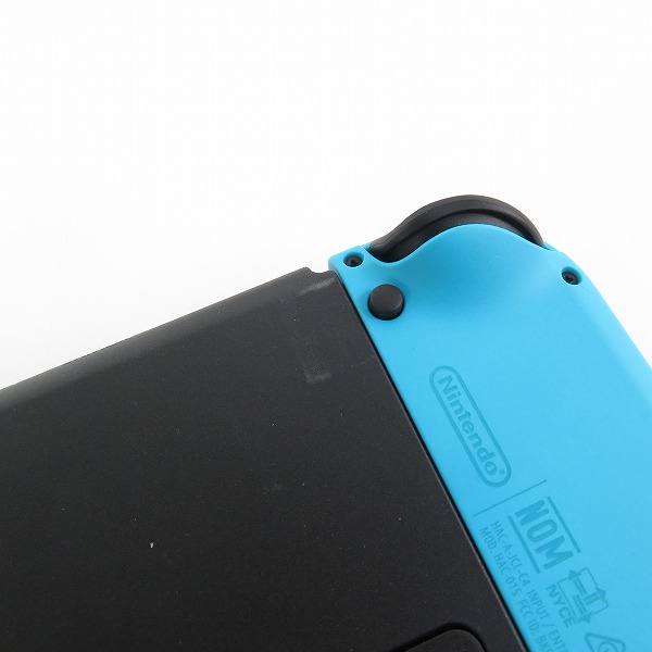 実際に弊社で買取させて頂いた任天堂 Nintendo Switch/ニンテンドースイッチ 有機ELモデル 本体 HEG-001/ホリ グリップコントローラー ブルー付きの画像 4枚目