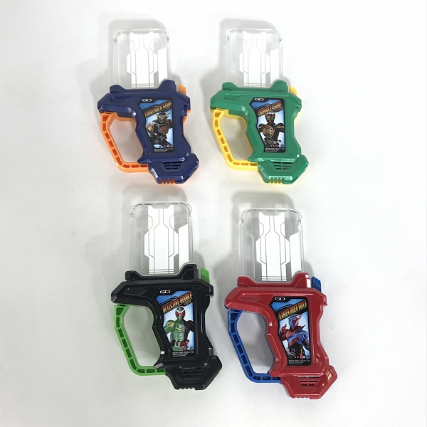 実際に弊社で買取させて頂いた【おまとめ】BANDAI/バンダイ 仮面ライダーエグゼイド 歴代ライダー/三浦大知 ガシャットの画像 2枚目