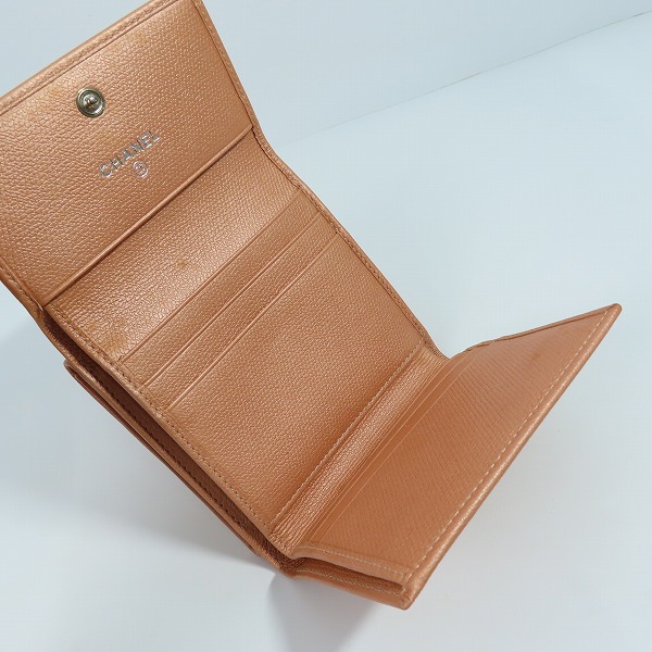 実際に弊社で買取させて頂いたCHANEL/シャネル ココボタン Ｗホック レザー 二つ折り財布 コンパクトウォレットの画像 3枚目