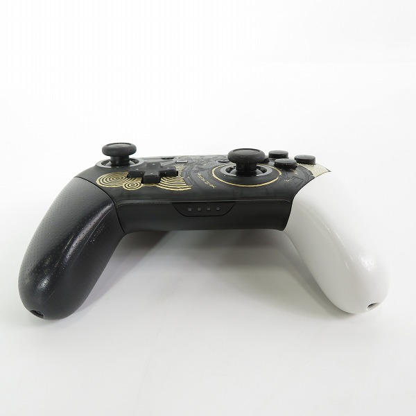 実際に弊社で買取させて頂いたNintendo Switch Pro コントローラー ゼルダの伝説 ティアーズ オブ ザ キングダムエディション HAC-013【簡易動作確認済】の画像 2枚目