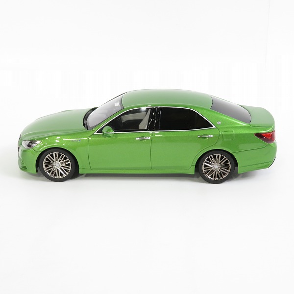 実際に弊社で買取させて頂いたKYOSHO/京商 SAMURAI 1/18 トヨタ クラウン ハイブリッド アスリートS 若草 グリーン KSR18001GR/ミニカーの画像 2枚目