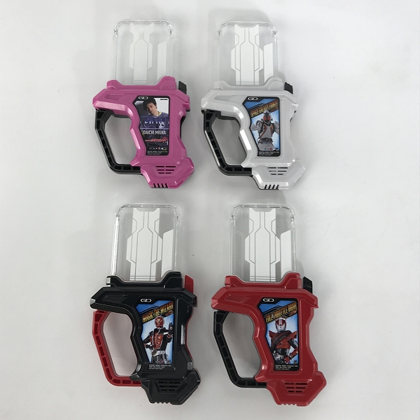 実際に弊社で買取させて頂いた【おまとめ】BANDAI/バンダイ 仮面ライダーエグゼイド 歴代ライダー/三浦大知 ガシャットの画像 1枚目