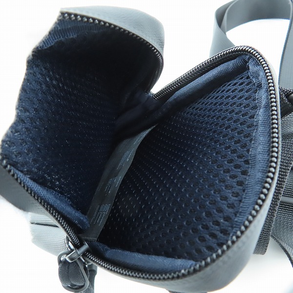 実際に弊社で買取させて頂いた【未使用】LACOSTE/ラコステ LCST スマートフォンホルダー/ショルダーバッグ NH4619LVの画像 4枚目