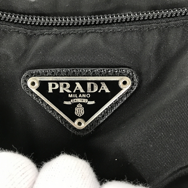 実際に弊社で買取させて頂いたPRADA/プラダ 三角プレート セカンドバッグの画像 3枚目