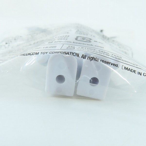 実際に弊社で買取させて頂いた(2)【未開封】BE@RBRICK×A BATHING/ベアブリック×エイプ 100％ BAPE PLAY ホワイト 2011 サマーキャンペーン ノベルティの画像 5枚目