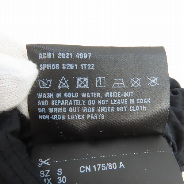 実際に弊社で買取させて頂いたPRADA/プラダ ブラック ライトバイストレッチ バミューダショーツ/ハーフパンツ SPH58/Sの画像 3枚目