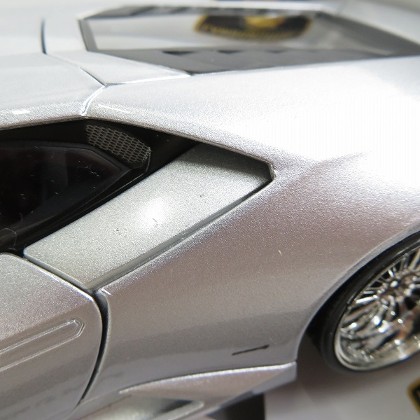 実際に弊社で買取させて頂いたBburago/ブラーゴ 1/18 Lamborghini Huracan/ランボルギーニ ウラカン LP 610-4/ミニカーの画像 4枚目