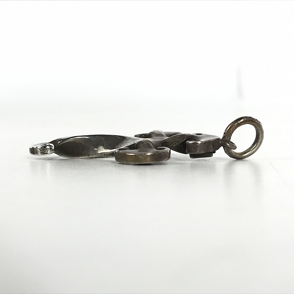 実際に弊社で買取させて頂いたSTANLEY GUESS/スタンリーゲス ツイステッドクロス ペンダントトップ/ネックレスの画像 4枚目