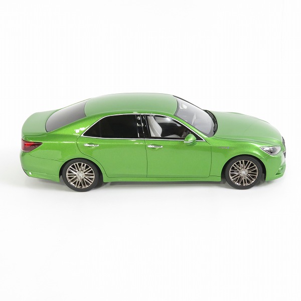 実際に弊社で買取させて頂いたKYOSHO/京商 SAMURAI 1/18 トヨタ クラウン ハイブリッド アスリートS 若草 グリーン KSR18001GR/ミニカーの画像 4枚目