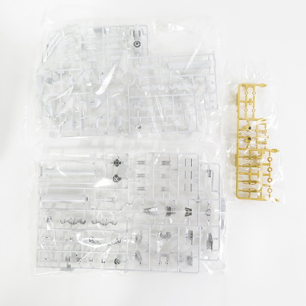 実際に弊社で買取させて頂いた【未組立】BANDAI/バンダイ RG 1/144 ガンダムベース限定 Hi-Vガンダム チタニウムフィニッシュ/逆襲のシャア/ガンプラの画像 3枚目