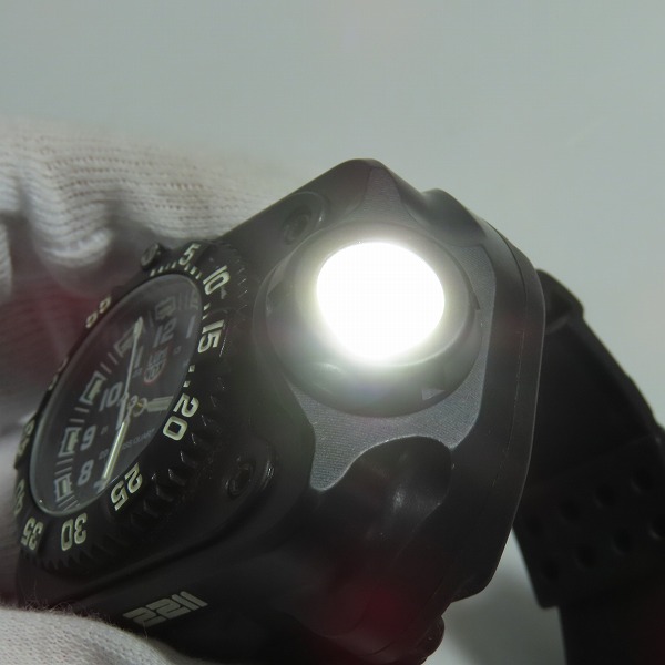実際に弊社で買取させて頂いたSUREFIRE/シュアファイア×LUMINOX/ルミノックス リストライトウォッチ 2211の画像 4枚目