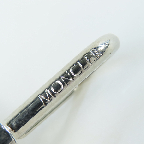 実際に弊社で買取させて頂いたMONCLER/モンクレール ロゴ型 レザー キーホルダー ネイビー×ホワイト×レッドの画像 4枚目