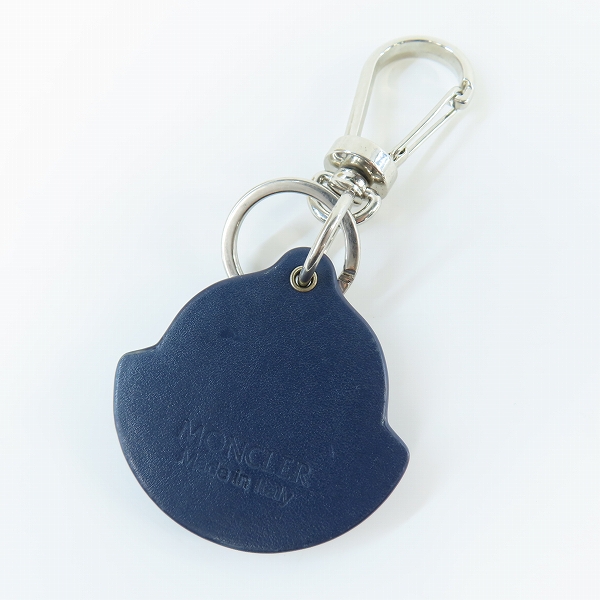 実際に弊社で買取させて頂いたMONCLER/モンクレール ロゴ型 レザー キーホルダー ネイビー×ホワイト×レッドの画像 1枚目
