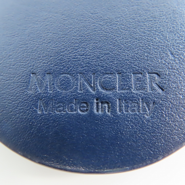 実際に弊社で買取させて頂いたMONCLER/モンクレール ロゴ型 レザー キーホルダー ネイビー×ホワイト×レッドの画像 3枚目