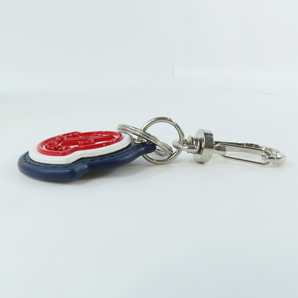 実際に弊社で買取させて頂いたMONCLER/モンクレール ロゴ型 レザー キーホルダー ネイビー×ホワイト×レッドの画像 2枚目