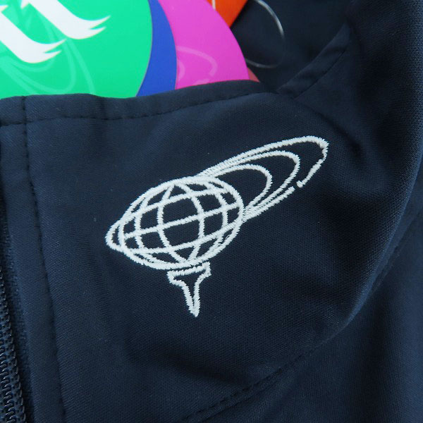 実際に弊社で買取させて頂いた【未使用】BEAMS GOLF/ビームスゴルフ ORANGE LABEL/スターフラッグロゴツアーエアシャットブルゾン 82-18-0223-444/Lの画像 5枚目