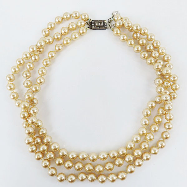 実際に弊社で買取させて頂いたFranklin Mint/フランクリンミント Jackie/ジャッキー 3連パール ネックレス の画像 1枚目