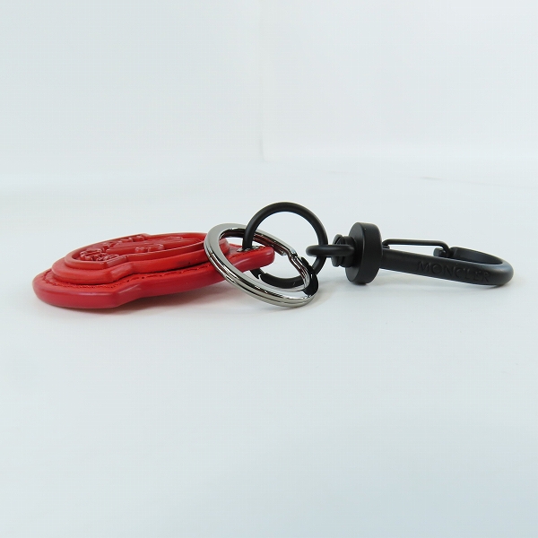 実際に弊社で買取させて頂いたMONCLER/モンクレール ロゴ型 レザー キーホルダー レッドの画像 2枚目