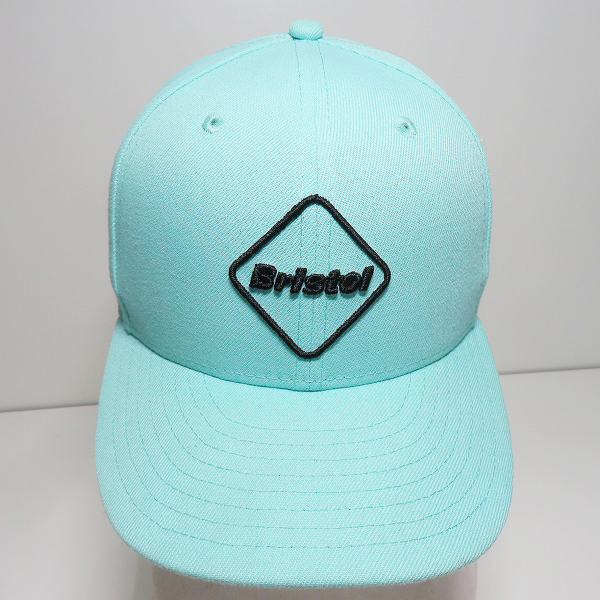 実際に弊社で買取させて頂いたF.C.R.B.×NEWERA/FCレアルブリストル×ニューエラ BRISTOL EMBLEM LOGO 6panel Cap キャップ ライトブルー系の画像 1枚目