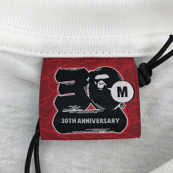 実際に弊社で買取させて頂いた【未使用】A BATHING APE/アベイジングエイプ 30TH ANNIVERSARY TEE #2/30周年記念限定 エイプ Tシャツ/Mの画像 2枚目