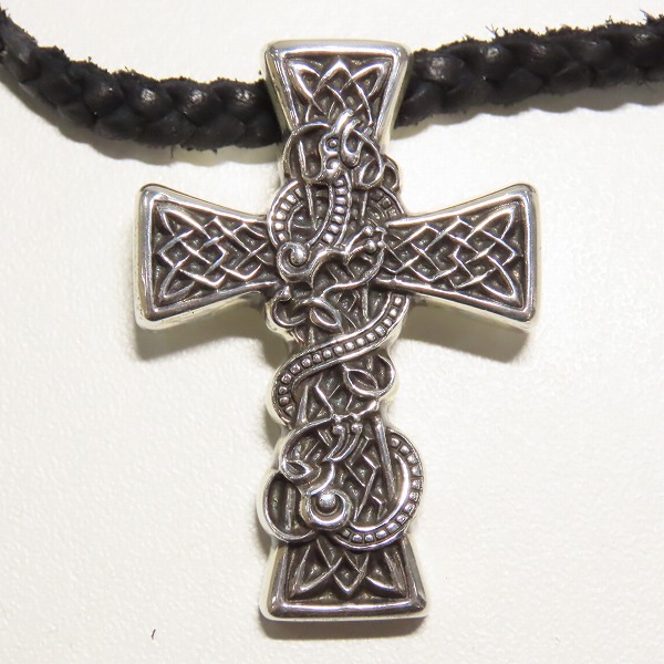 実際に弊社で買取させて頂いたCHROME HEARTS/クロムハーツ ケルティッククロスペンダントｗ/レザーブレード の画像 1枚目