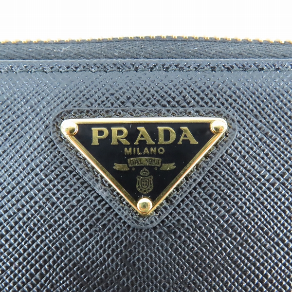 実際に弊社で買取させて頂いたPRADA/プラダ TRIANGOLO PORTAFOGLIO SAFFIANO/サフィアーノレザー トライアングルロゴ ラウンドジップ 長財布 1ML506 QHHの画像 6枚目