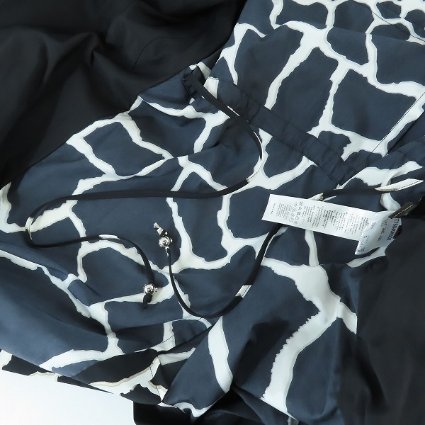 実際に弊社で買取させて頂いた【未使用】Roberto Cavalli/ロベルトカヴァリ ナイロンジャケット YTT5040K501/38の画像 4枚目