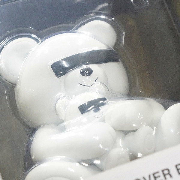 実際に弊社で買取させて頂いた【未開封】UNDERCOVER×MEDICOM TOY/アンダーカバー×メディコムトイ VCD BEAR 目隠しベア ホワイト フィギュアの画像 4枚目