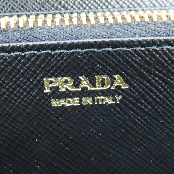 実際に弊社で買取させて頂いたPRADA/プラダ TRIANGOLO PORTAFOGLIO SAFFIANO/サフィアーノレザー トライアングルロゴ ラウンドジップ 長財布 1ML506 QHHの画像 5枚目