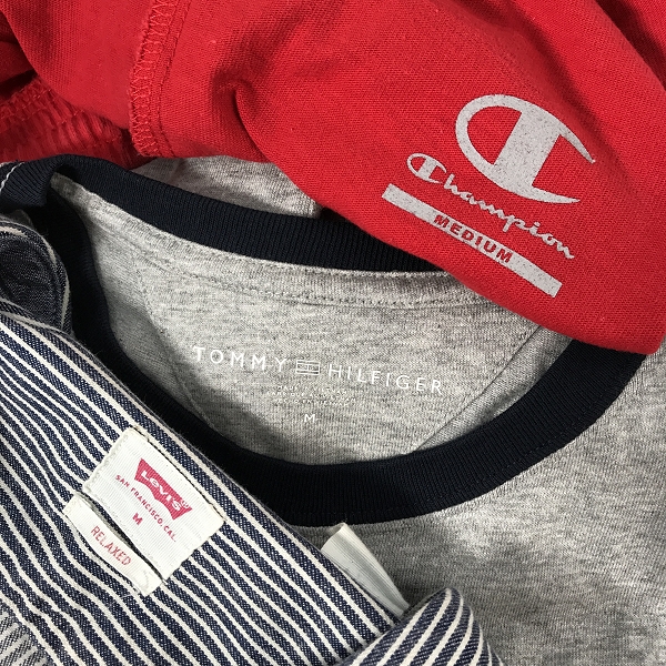 実際に弊社で買取させて頂いた【おまとめ】リーバイス/トミーヒルフィガー/チャンピオン 等 ハーフパンツ/デニムシャツ/Tシャツ 他の画像 1枚目