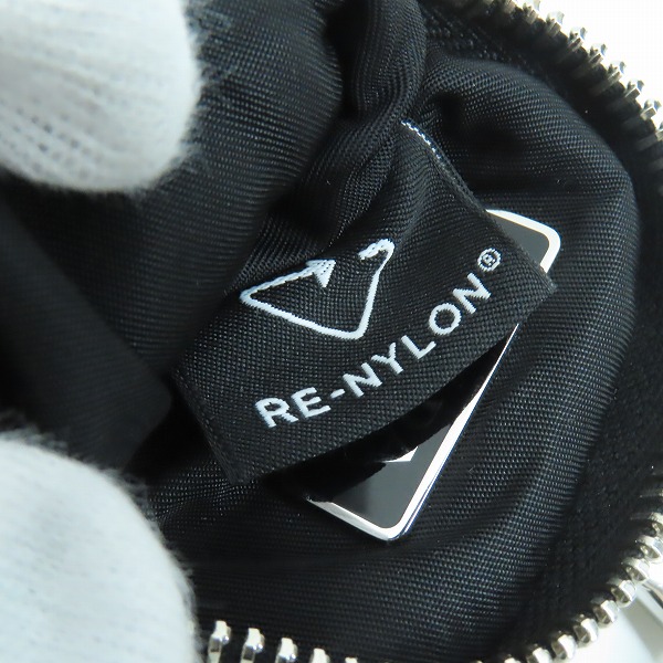 実際に弊社で買取させて頂いたPRADA/プラダ Re Nylon/リナイロン トライアングル ロゴプレート ミニ ポーチの画像 5枚目