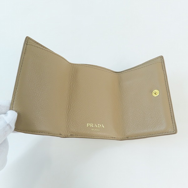 実際に弊社で買取させて頂いたPRADA/プラダ サフィアーノトライアングル レザー3つ折り財布 1MH021 の画像 3枚目