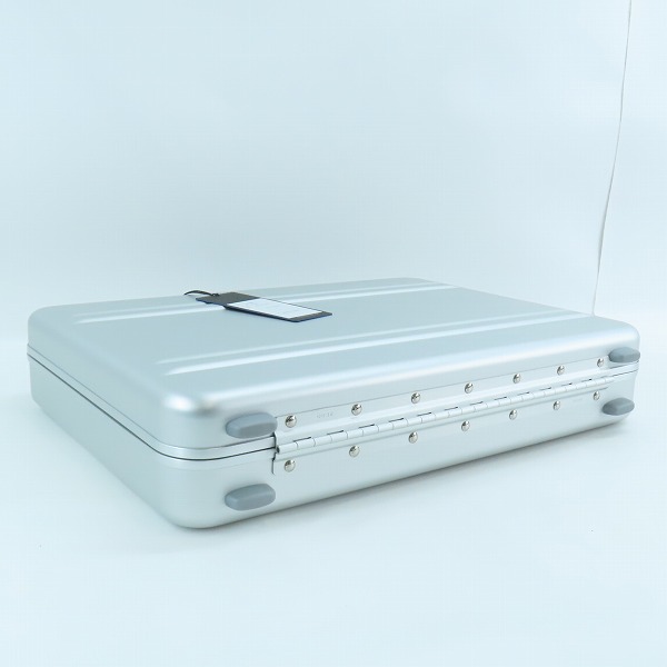 実際に弊社で買取させて頂いた【未使用】ZERO HALLIBURTON/ゼロハリバートン スリムライン アタッシュケース シルバー 9438805の画像 2枚目