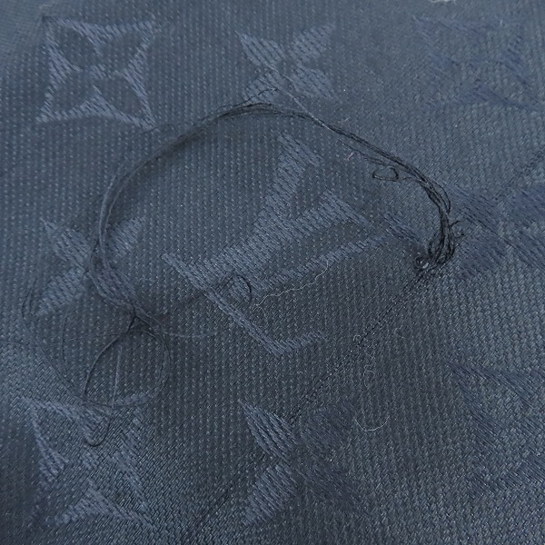 実際に弊社で買取させて頂いた【JPタグ】LOUIS VUITTON/ルイヴィトン ショール・モノグラム シルク/ウール混 大判ストール ブラック M71329の画像 3枚目